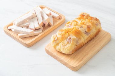 Tahtada nefis taro ekmeği.