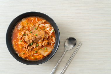 Kore udon eriştesi ve kimchi çorbası, Asya usulü.
