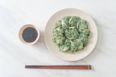 Soslu buğulanmış frenk soğanı. Asya usulü.