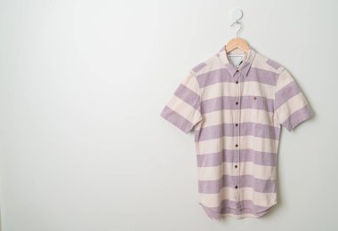 Duvarında tahta askı olan striptiz tişörtü