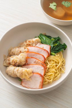 Barbekü Kırmızı Domuz eti ve Asya usulü Çorbalı Wonton Eriştesi.