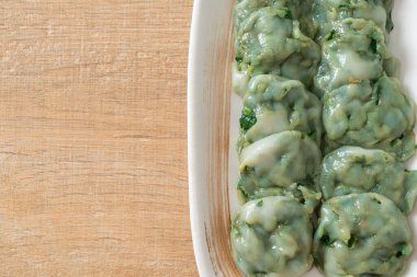 Soslu buğulanmış frenk soğanı. Asya usulü.