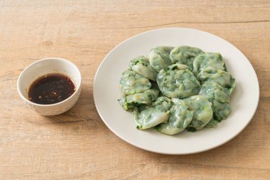 Soslu buğulanmış frenk soğanı. Asya usulü.