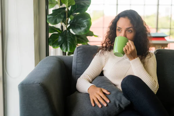 Mujer Latina Bebiendo Café Sofá Casa — Foto de Stock