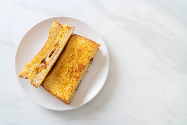 Sanduíche Queijo Bacon Presunto Torrada Francesa Caseiro Com Ovo — Fotografia de Stock