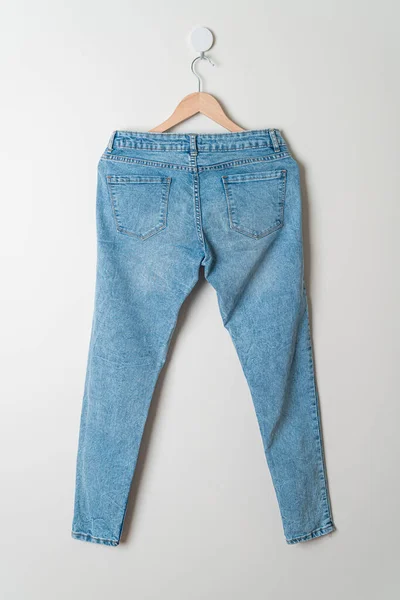 Spodnie Jeansowe Wiszące Wieszakiem Ścianie — Zdjęcie stockowe