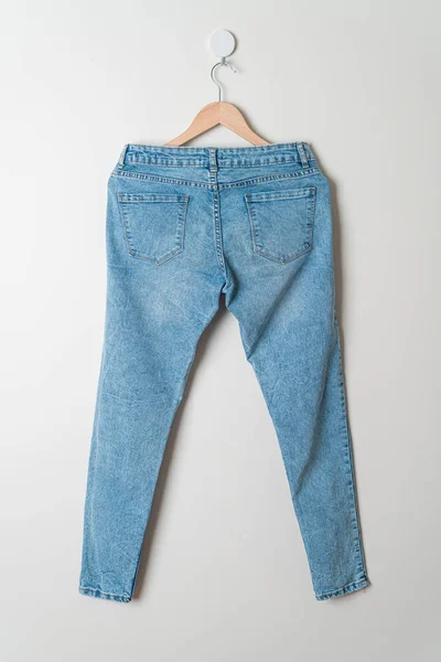 Jeans Byxor Hängande Med Trä Hängare Väggen — Stockfoto