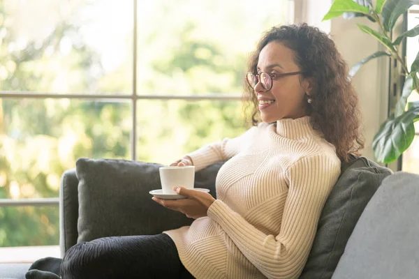 Mujer Latina Bebiendo Café Sofá Casa Filtro Efecto Vintage — Foto de Stock