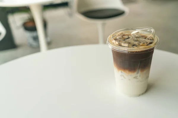 Cangkir Kopi Latte Atas Meja Kafe — Stok Foto