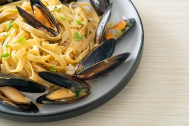 Linguine spagetti makarna vongole beyaz şarap sosu İtalyan deniz ürünleri makarna ve midye
