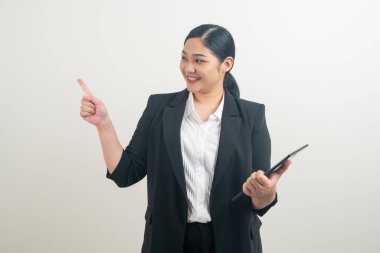 Beyaz arka planda tablet kullanan Asyalı kadın portresi