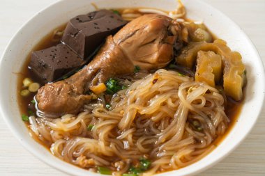 Kahverengi Çorba Kasesinde haşlanmış Tavuk Eriştesi - Asya usulü