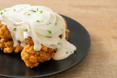 Kore usulü kremalı soğan soslu kar soğanı tavuğu ya da kızarmış tavuk.