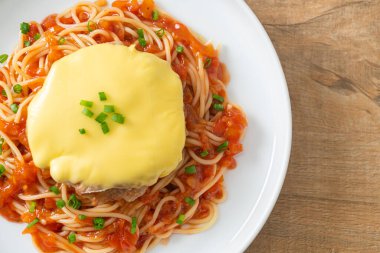 Hamburg ve peynirli spagetti domates sosu.