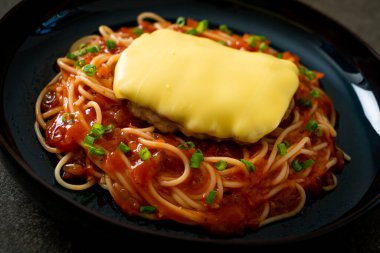 Hamburg ve peynirli spagetti domates sosu.