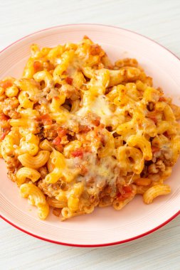 İtalyan usulü peynirli ev yapımı fırında makarna.