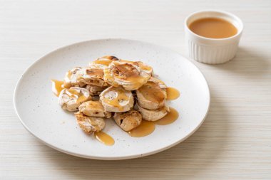 Izgarada dilimlenmiş muz ve karamel sosu.