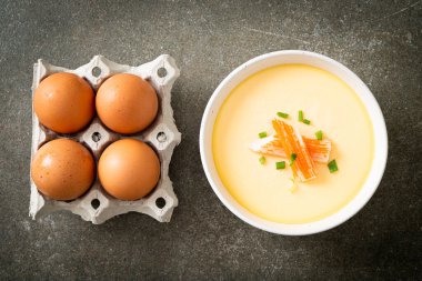 Yengeç sopasıyla haşlanmış yumurta ve taze soğan.