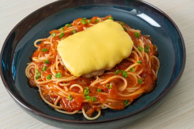 Hamburg ve peynirli spagetti domates sosu.