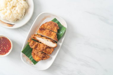 Yapışkan pirinç ve baharatlı tatlı soslu kızarmış tavuk.