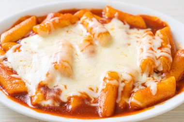 Peynirli Kore soslu Kore pirinç keki, peynirli Peynirli Tokpokki, Peynirli Tteokbokki - Kore yemeği tarzı