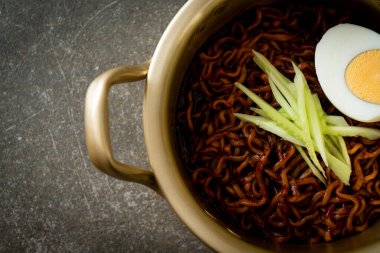 Kore fasulye soslu Anında Erişte salatalık ve haşlanmış yumurta (Jajangmyeon veya Jjajangmyeon) - Kore yemek tarzı