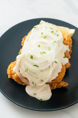 Kore usulü kremalı soğan soslu kar soğanı tavuğu ya da kızarmış tavuk.