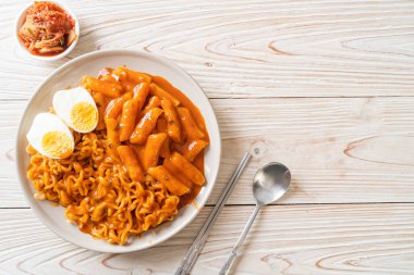 Baharatlı Kore soslu Ramen veya Kore hazır eriştesi ve Tteokbokki - Kore yemeği tarzı