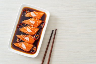 Salamura edilmiş somon balığı ya da Kore usulü soya sosu.