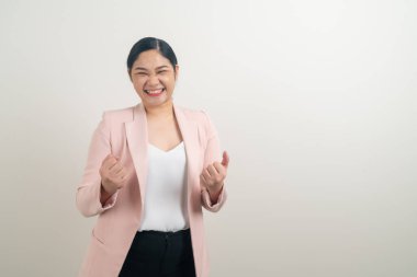 Beyaz arka planlı başarılı Asyalı kadın portresi