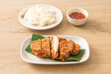 Yapışkan pirinç ve baharatlı tatlı soslu kızarmış tavuk.