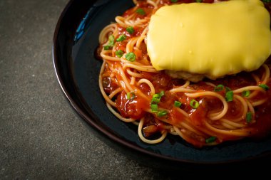 Hamburg ve peynirli spagetti domates sosu.
