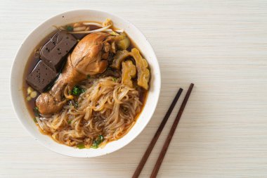 Kahverengi Çorba Kasesinde haşlanmış Tavuk Eriştesi - Asya usulü