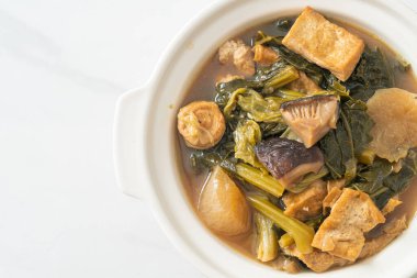 Tofulu Çin sebze güveci veya sebze çorbası karışımı - vejetaryen ve vejetaryen yemek tarzı.