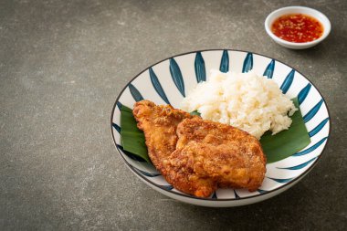 Yapışkan pirinç ve baharatlı tatlı soslu kızarmış tavuk.