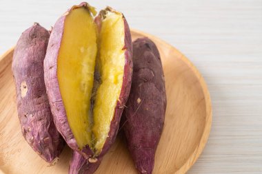 Japon usulü ızgara veya fırında Japon tatlı patatesi.