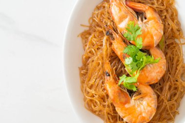 Güveçte veya fırında karides ve cam erişte veya vermicelli karides.