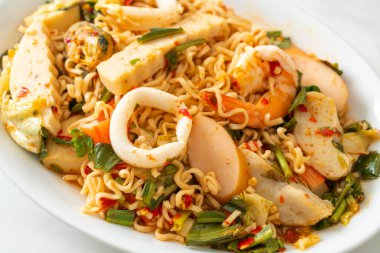 Anında baharatlı erişte salatası ve karışık et. Asya yemeği tarzı.