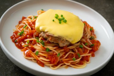 Hamburg ve peynirli spagetti domates sosu.