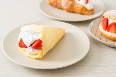 Taze çilek ve taze krep.