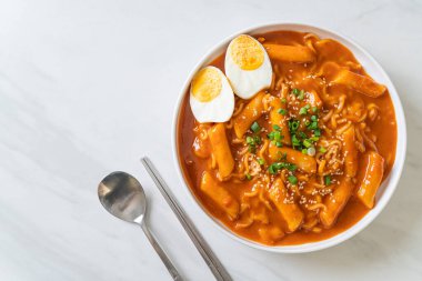 Kore hazır şehriyesi ve Kore baharatlı soslu Tteokbokki, Rabokki - Kore yemeği tarzı.