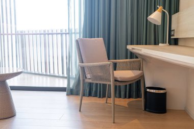 Masası olan boş sandalye - evde çalışma alanı