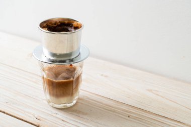 Vietnam tarzında damlayan sıcak sütlü kahve - Saigon veya Vietnam kahvesi