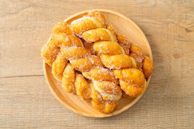 Tahta tabakta, sarmal şekilli şekerli çörek.