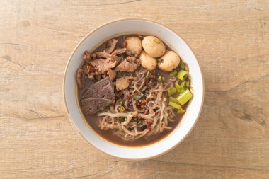 Domuz etli Tayland eriştesi, yahni, köfte ve domuz ciğeri kanlı çorba Tayland eriştesi usulü.