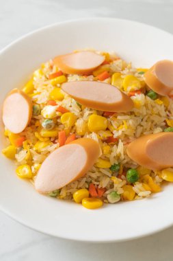Sosisli pilav ve karışık sebze.