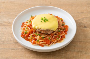 Hamburg ve peynirli spagetti domates sosu.