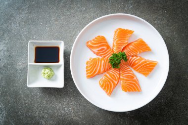 Taze Somon Çiğ Sashimi - Japon yemek tarzı