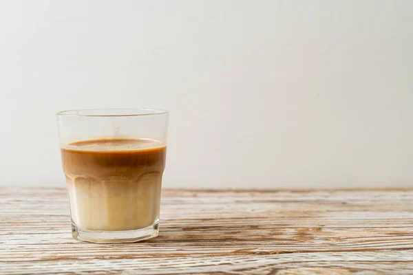 一杯拿铁咖啡 木制背景的牛奶咖啡 — 图库照片
