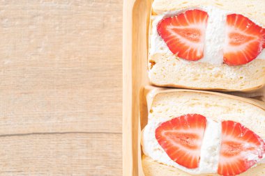 gözlemeli sandviç, çilekli taze krema, ahşap tabakta.